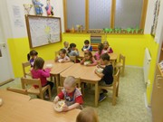 Kuchaři připravují bramborový salát